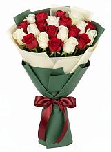 Букет Микс из красных и белых роз в Баймаке