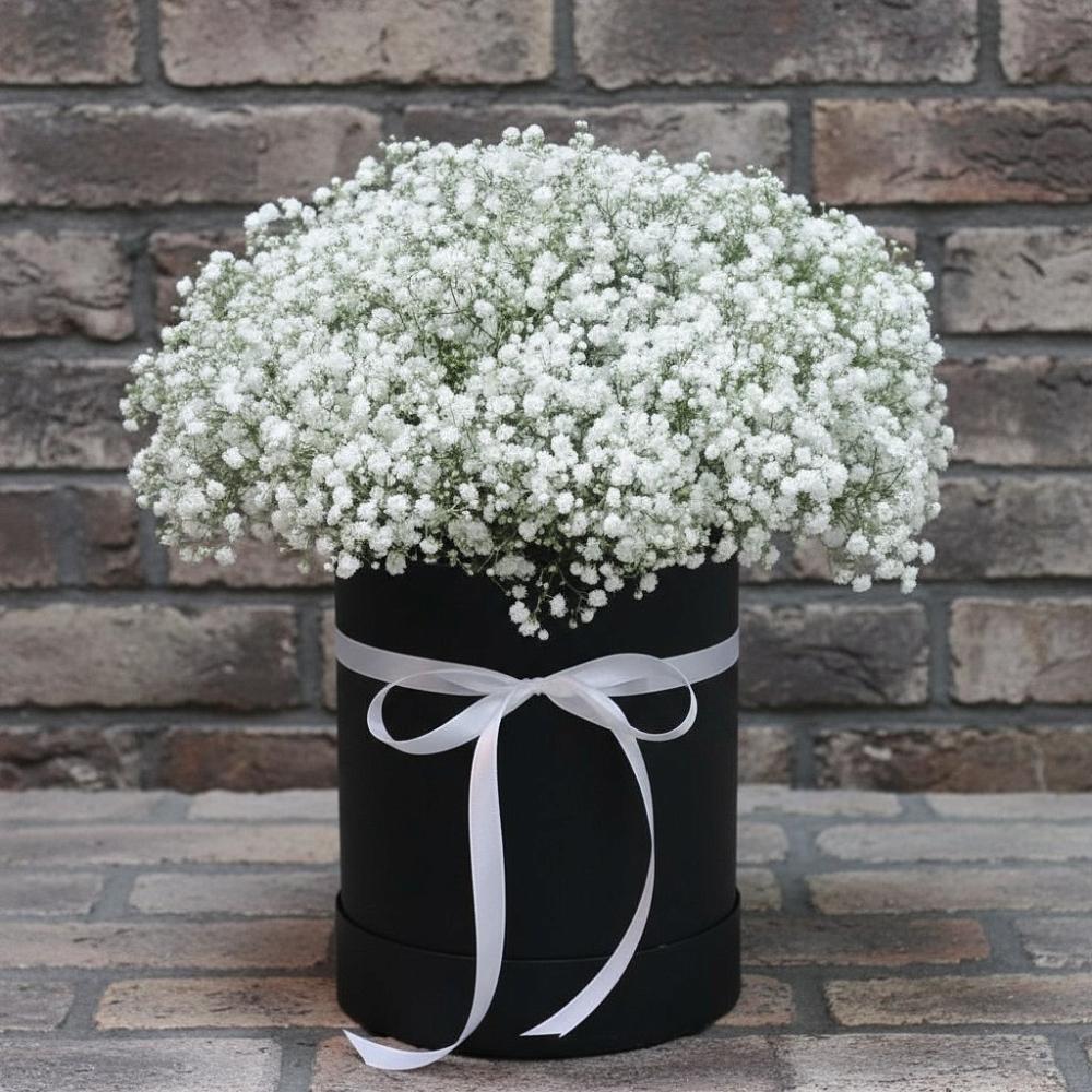 Цветочная композиция из Гипсофила в шляпной коробке в Баймаке