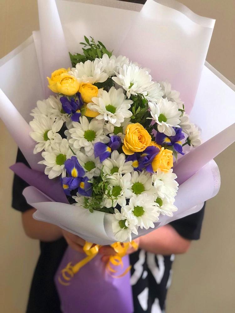 Букет цветов из: Ирисы, Хризантемы и Розы в Баймаке