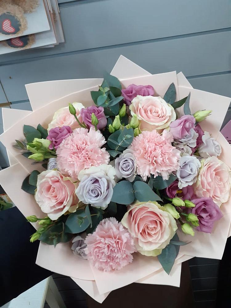 Букет цветов из: Розы, Гвоздики и Лизиантусы в Баймаке